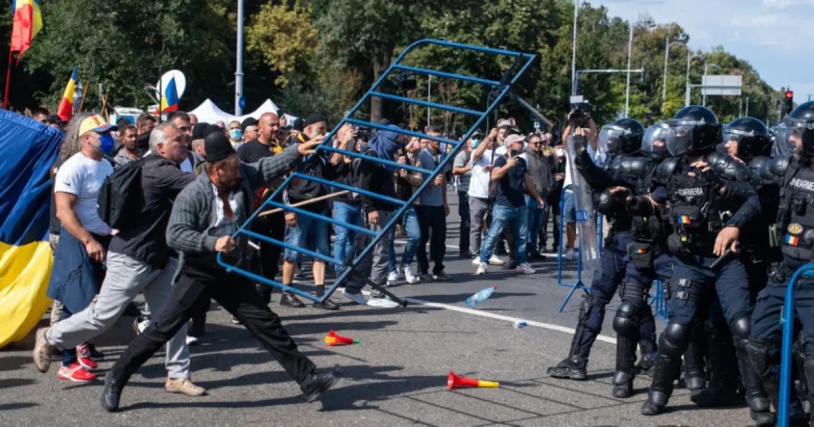 Șase mandate noi de arestare după violențele din Piața Victoriei