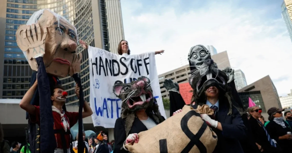Sute de persoane protestează la Toronto față de summitul de investiții al lui Carney