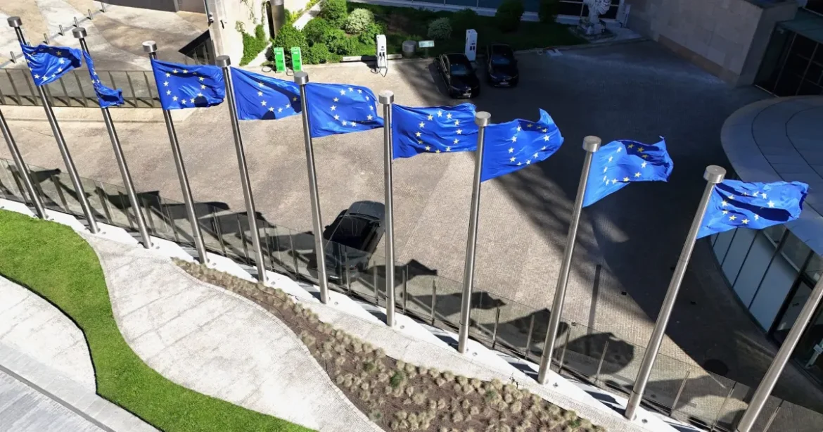 Țările UE susțin planul de a acorda industriilor mai multe permise gratuite de CO2