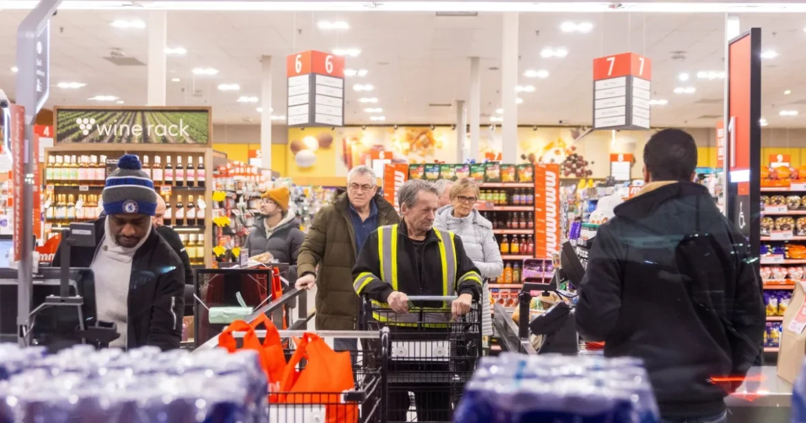 Vânzările retail din Canada scad cu 0,7% în iulie; creștere estimată de 1,3% în august