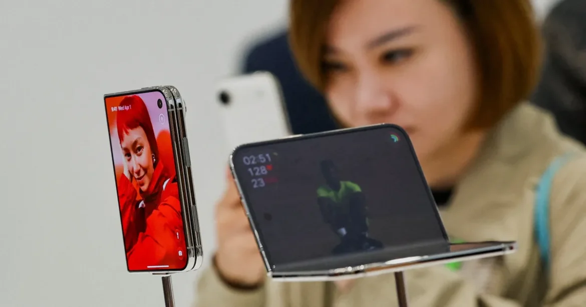 Apple va avea stocuri limitate de iPhone Duo în magazine vineri