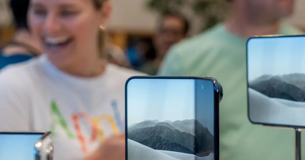 Apple va înlocui unitățile iPhone Duo cu probleme de afișaj