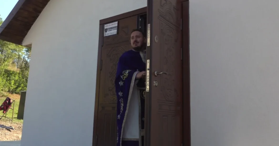 Fals preot transformă casa în biserică și cere donații online. Sute de oameni...