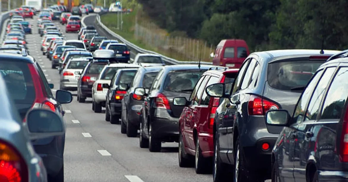 Motocicliștii ar putea circula legal printre mașini. Condițiile și amenzile din proiect