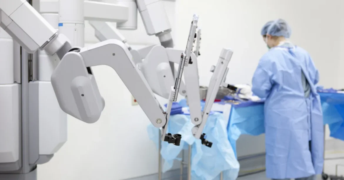 Pensionar din Gorj obține decontarea integrală a operației cu robotul