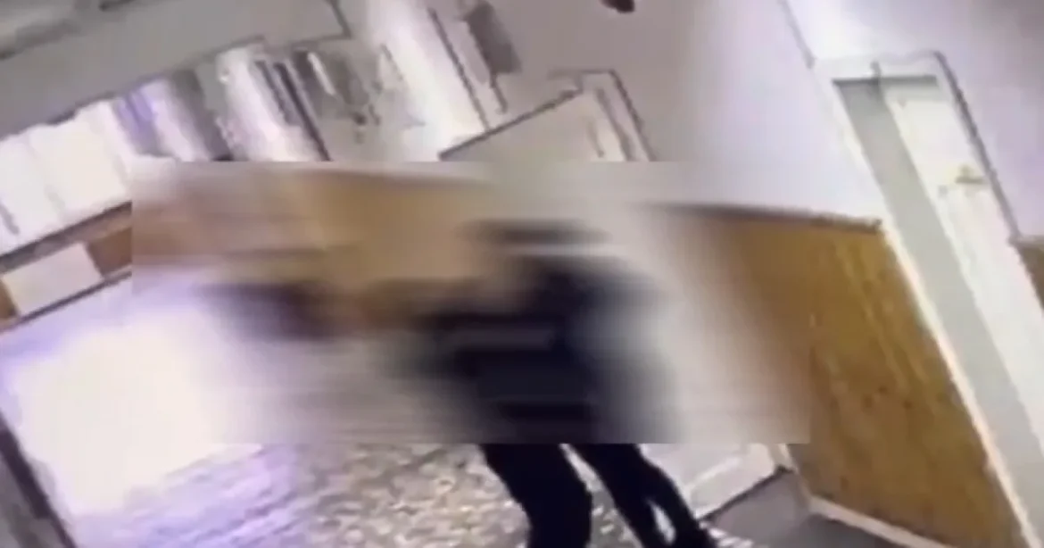Percheziții în camera elevului de 13 ani implicat în atacul de la Bistrița