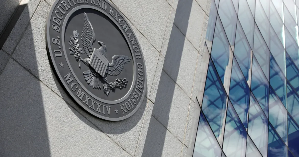 Șeful SEC spune că agenția monitorizează dezvăluirile corporative privind IA